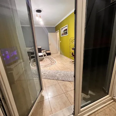 Апартаменты Downtown Retreat 